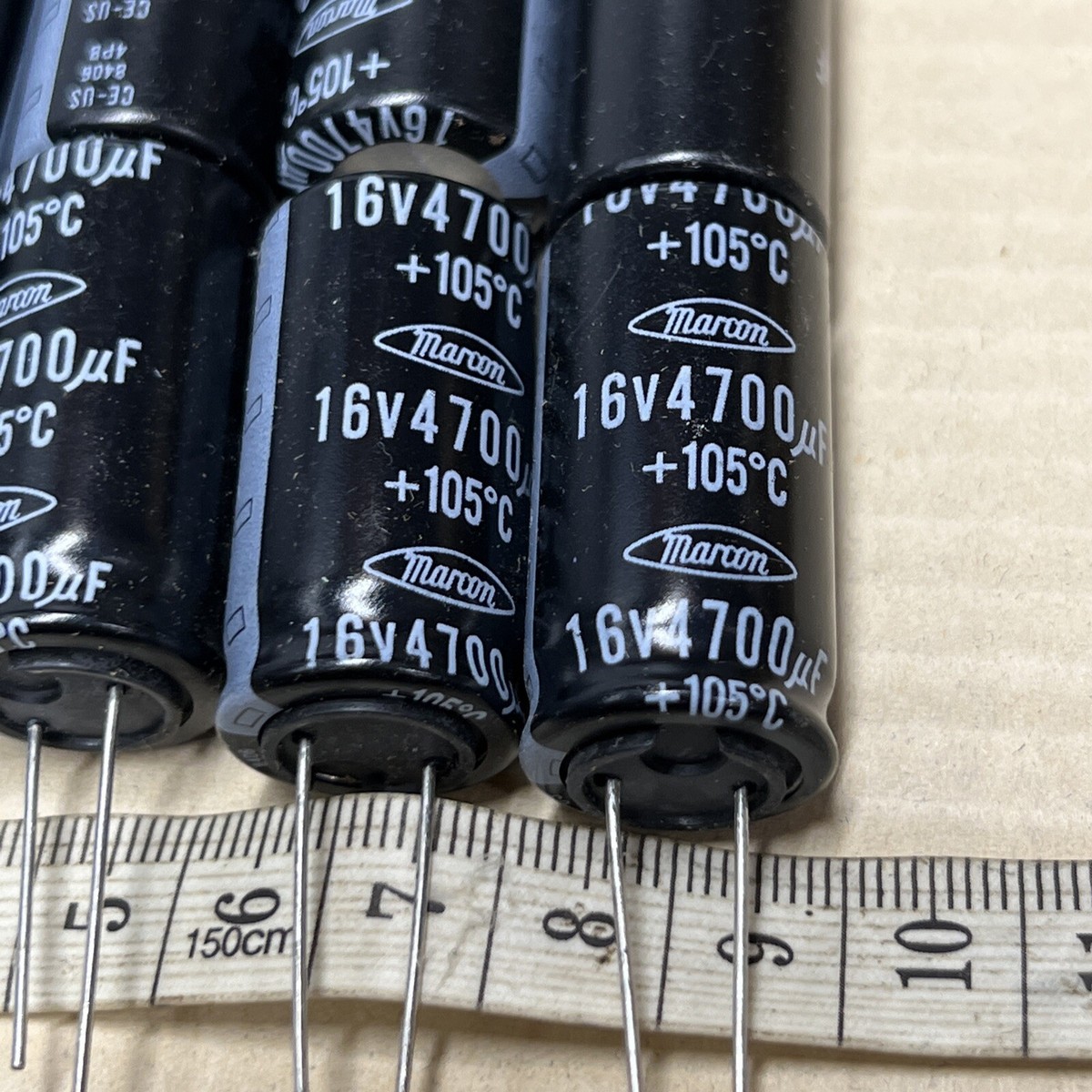 16v4700uF Electrolytic Capacitor مكثف كيميائي